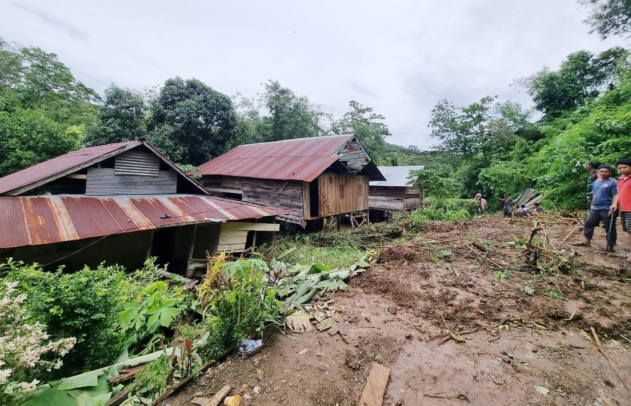 PENANGANAN BERSAMA : Kondisi dua rumah warga di Desa Puulemo yang tertimpa longsor, kemarin. Pemerintah langsung berkoordinasi untuk melakukan penanganan dan memberikan bantuan.