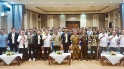 TAHAPAN PILKADA : Pose bersama para komisioner KPU Konsel dengan pihak terkait, usai pembukaan rapat pleno penghitungan suara tingkat kabupaten untuk Pilkada serentak 2024.