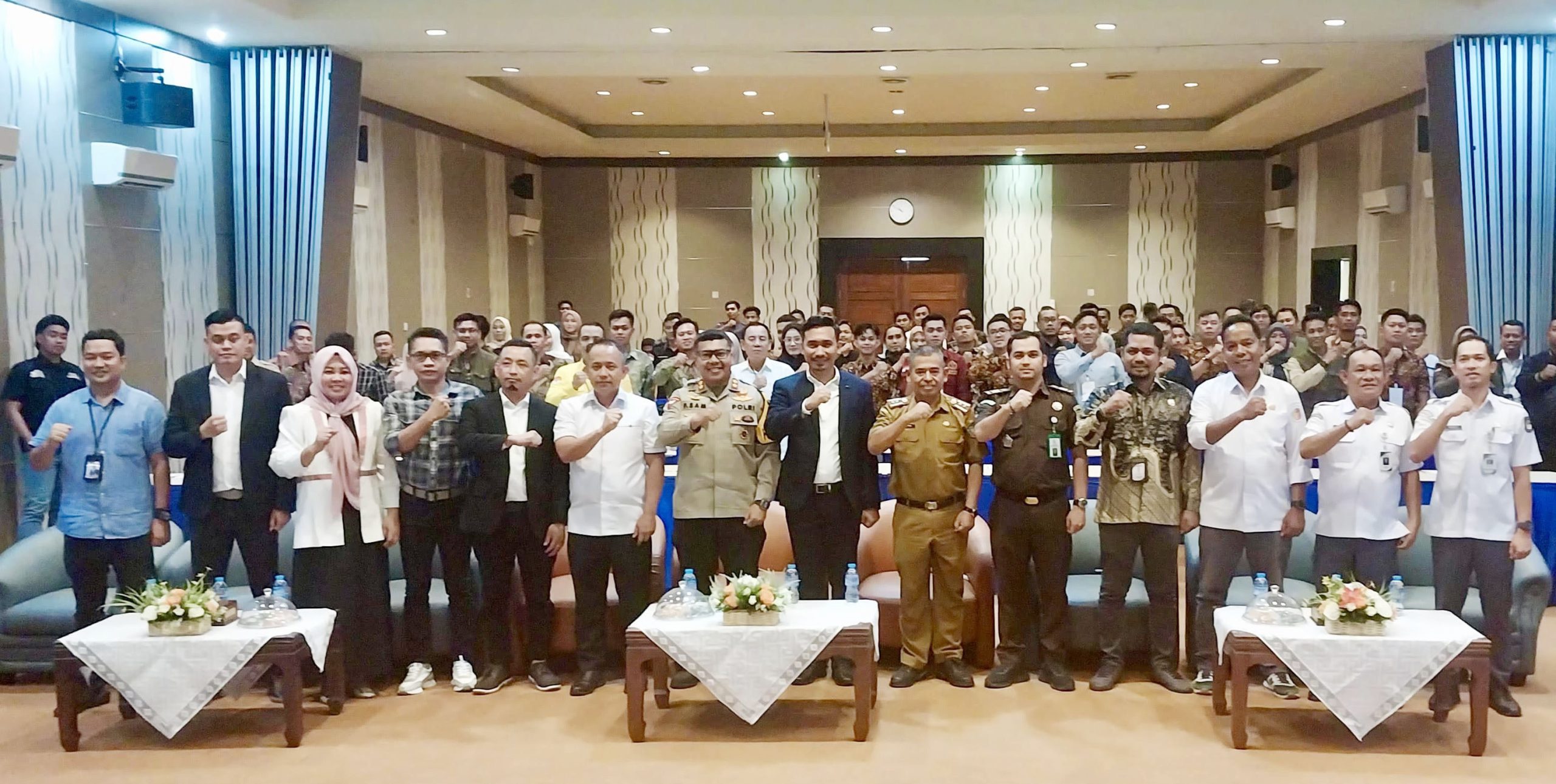 TAHAPAN PILKADA : Pose bersama para komisioner KPU Konsel dengan pihak terkait, usai pembukaan rapat pleno penghitungan suara tingkat kabupaten untuk Pilkada serentak 2024.