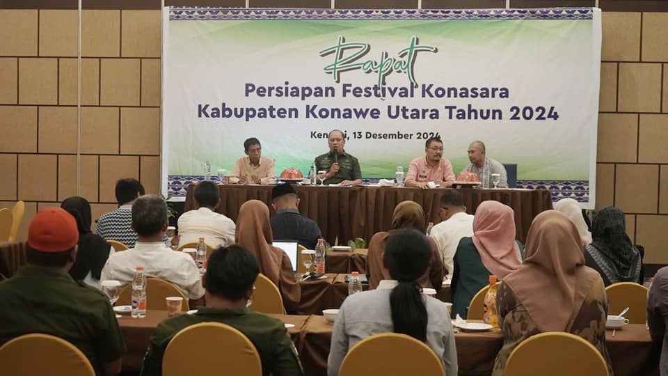 PROKOPIM SETKAB KONAWE UTARA FOR KENDARI POS PERSIAPAN : Bupati Konut, H. Ruksamin (kedua dari kiri) ketika memimpin langsung pertemuan persiapan Festival Konasara dalam memeriahkan HUT ke-18 daerah itu, kemarin.