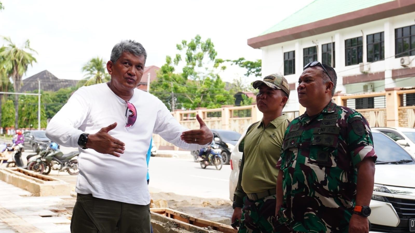 AGUS SETIAWAN / KENDARI POS Pj Wali Kota Kendari, Muhammad Yusup memimpin karya bakti di kawasan eks MTQ Kendari, Senin (2/12/2024).