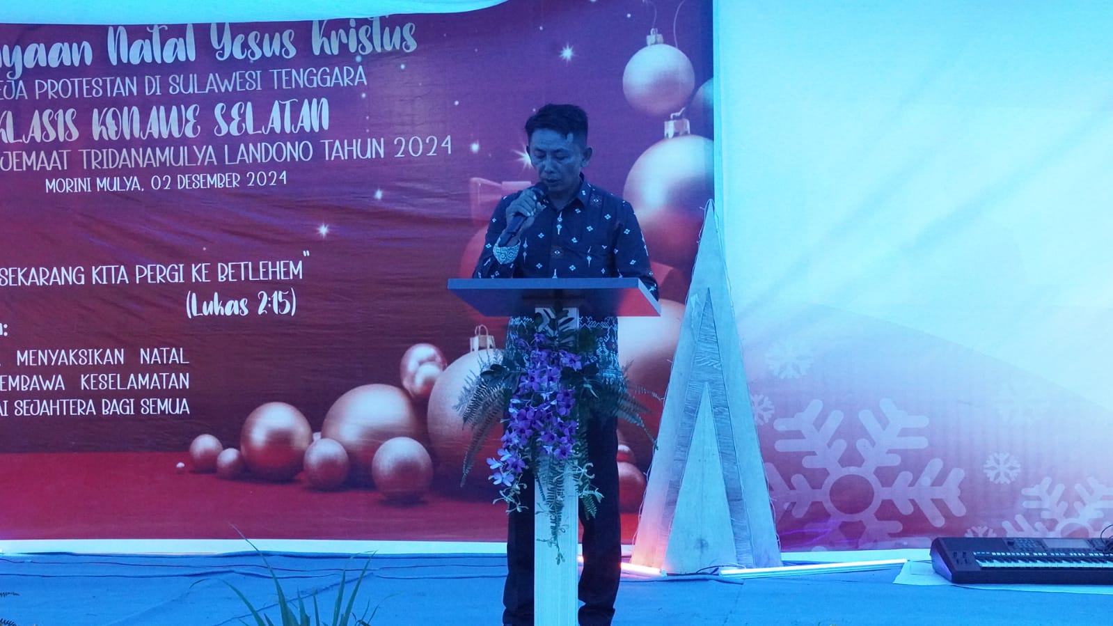 Ketua Panitia Perayaan Natal Gepsultra Klasis Konsel, Aipda Soni Palallo, saat menyampaikan laporannya.