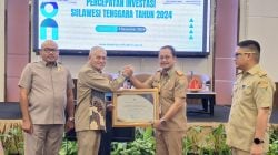 Sekprov Sultra Asrun Lio (dua dari kiri) menyerahkan piagam penghargaan kepada Kepala DPM PTSP Sultra Parinringi