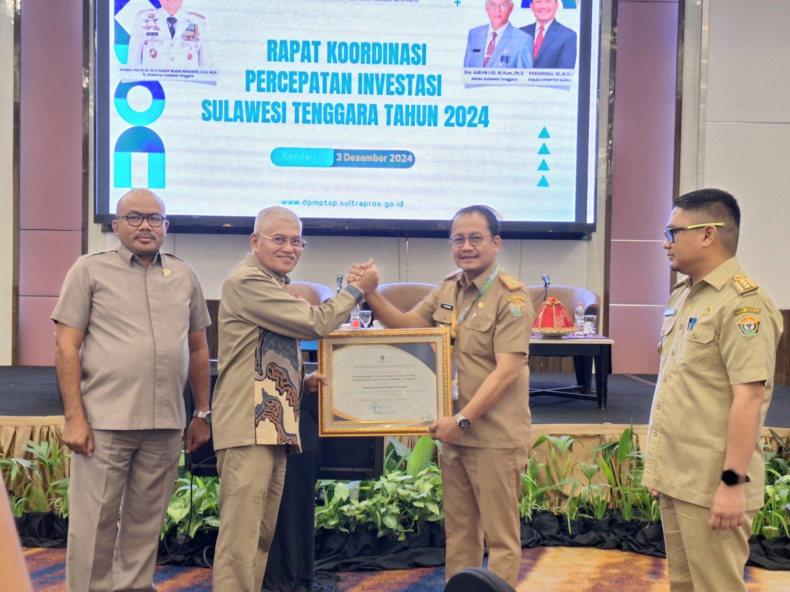 HUMAS PEMPROV SULTRA Sekda Sultra, Asrun Lio (2 dari kiri), Kepala DPM PTSP Sultra, Parinringi (2 dari kanan) dan Ketua DPRD Sultra, La Ode Tariala (kiri) dalam rapat koordinasi percepatan investasi di Hotel Claro Kendari, Selasa (3/12/2024).