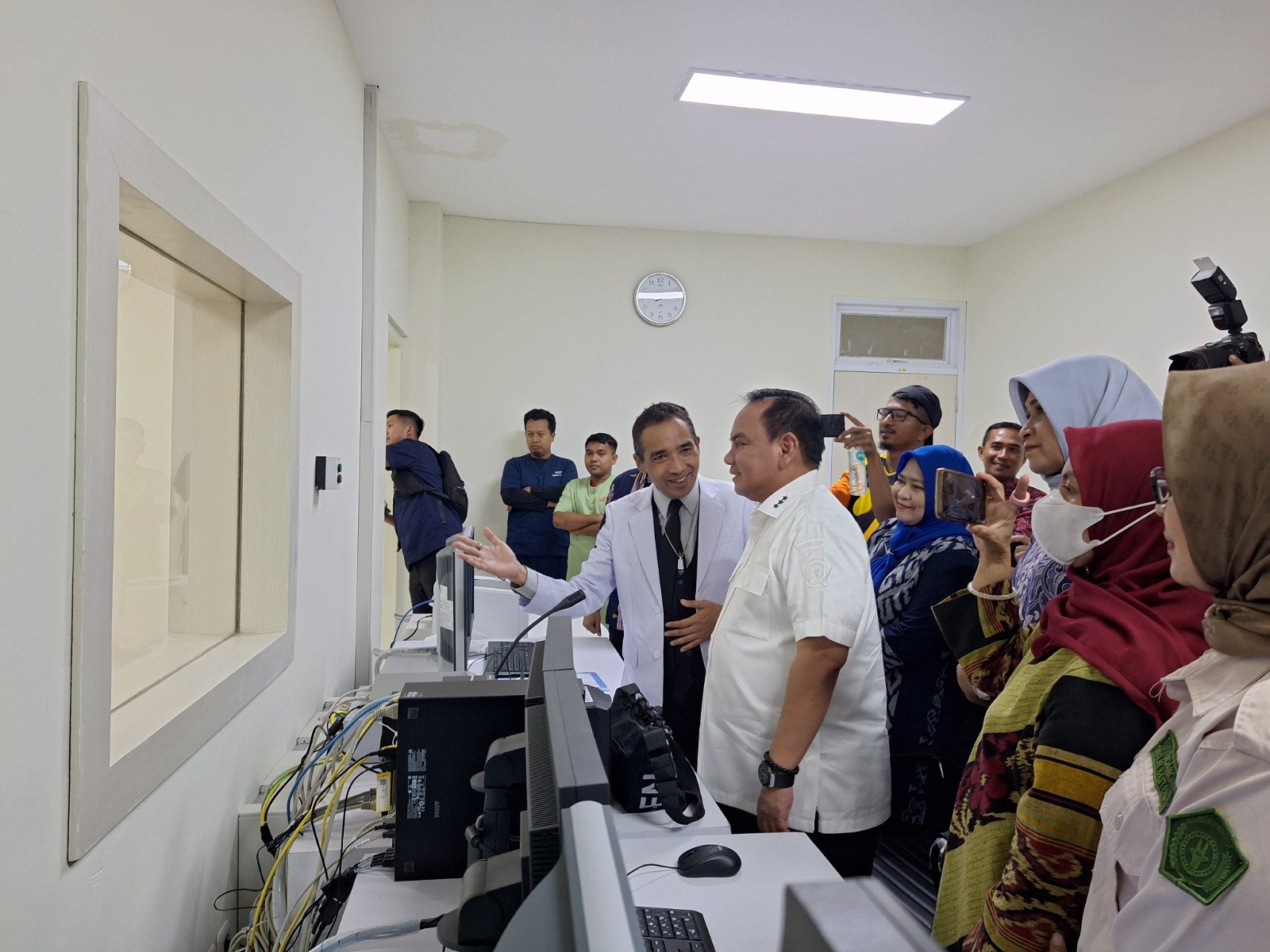 Pj Gubernur Sultra, Andap Budhi Revianto didampingi dr. Sjarif Subijakto,Sp.Jp., (K), FIHA, saat meninjau langsung operasi jantung atau bedah pintas arteri koroner di RS Jantung, Oputa Yi Koo Kota Kendari, Jumat (6/12/2024).