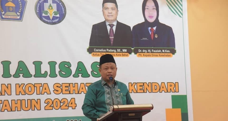 Pj Sekda Kota Kendari, dr.Sukirman (6 dari kiri) memimpin sosialisasi penyelenggaraan Kota Sehat Tahun 2025 di Balai KotaKendari, Jumat (6/12/2024).