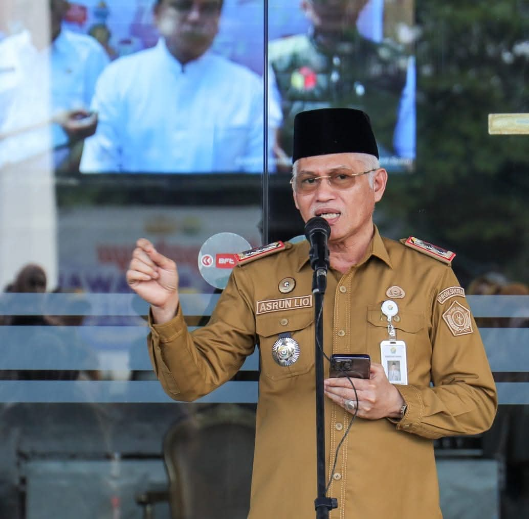 HUMAS PEMPROV SULTRA Sekda Sultra, Asrun Lio memimpin apel gabungan di Kantor Gubernur Sultra, Senin (16/12/2024). Dalam arahannya, Sekda Asrun Lio menekankan pentingnya evaluasi kinerja sebagai langkah refleksi akhir tahun.