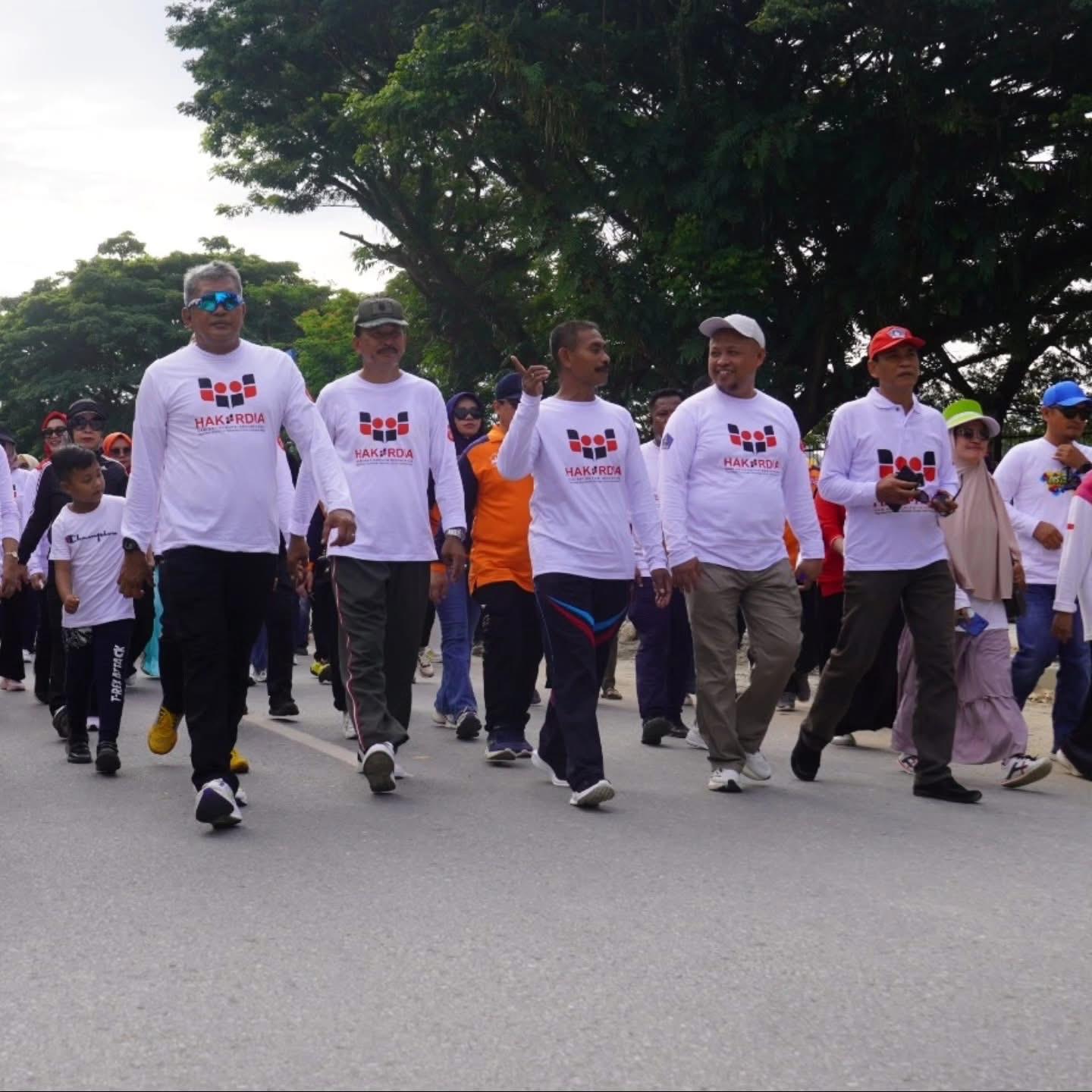 IST Pj Wali Kota Kendari, Muhammad Yusup didampingi Pj Sekda Kota Kendari, dr.Sukirman saat mengikuti jalan sehat memperingati Hakordia 2024, Selasa (17/12/2024).