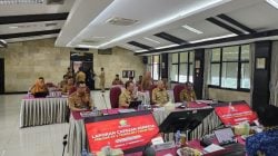 IST Pj Gubernur Sultra, Andap Budhi Revianto didampingi Sekda Sultra, Asrun Lio dalam evaluasi kinerja triwulan V di Gedung Inspektorat Jenderal Kementerian Dalam Negeri (Itjen Kemendagri), Jakarta, Selasa (17/12/2024).