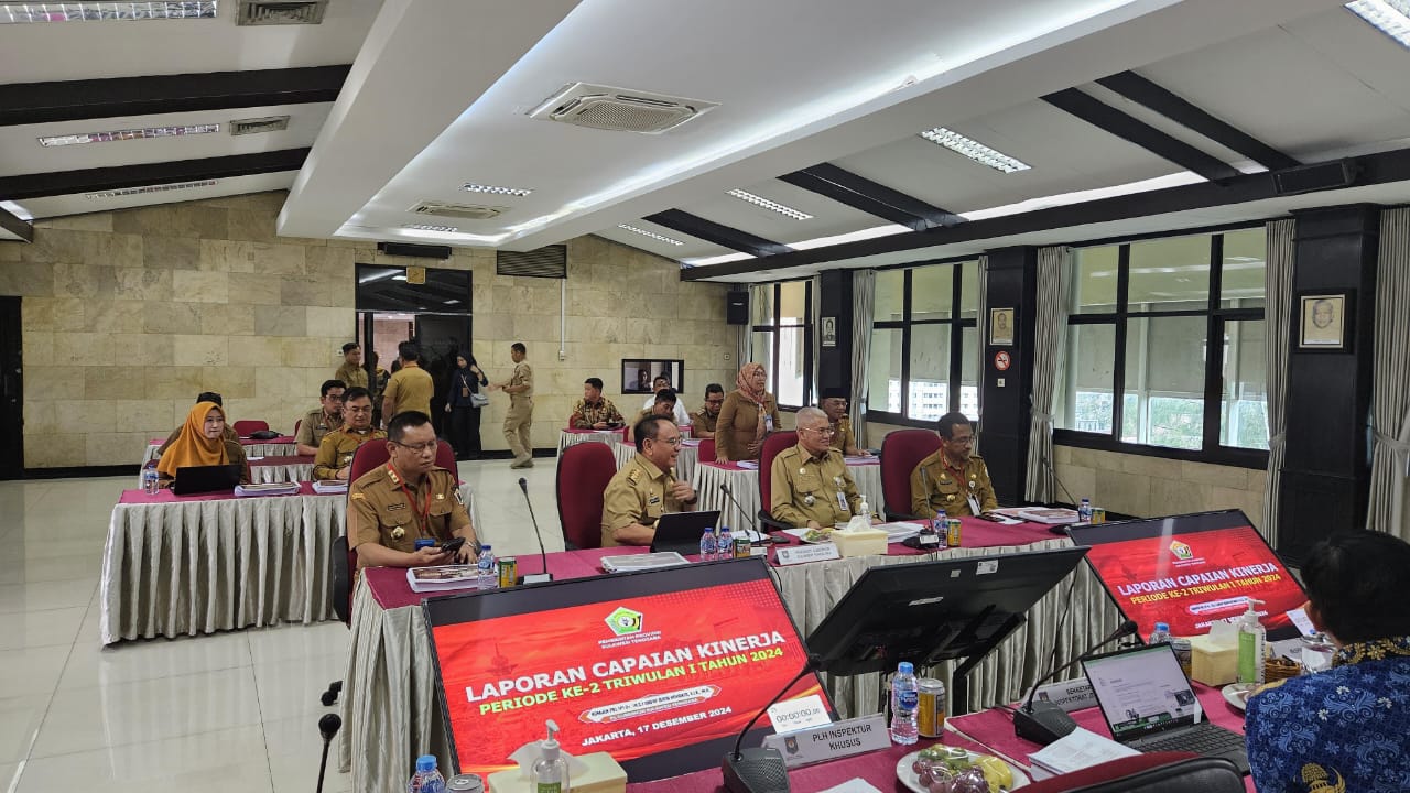 IST Pj Gubernur Sultra, Andap Budhi Revianto didampingi Sekda Sultra, Asrun Lio dalam evaluasi kinerja triwulan V di Gedung Inspektorat Jenderal Kementerian Dalam Negeri (Itjen Kemendagri), Jakarta, Selasa (17/12/2024).