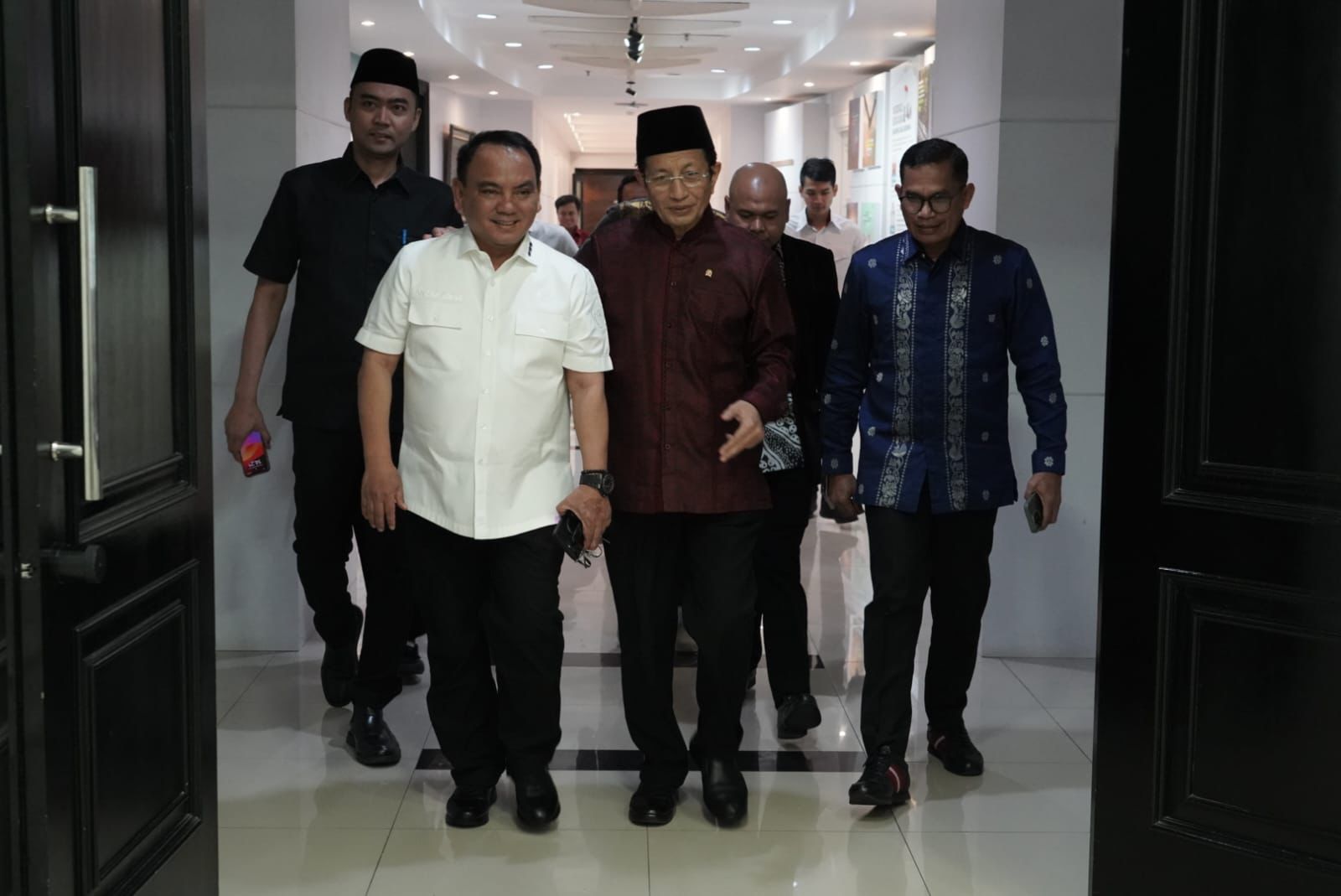 IST Penjabat (Pj) Gubernur Sultra, Andap Budhi Revianto (kiri), Menteri Agama RI, Prof. Dr. Nasaruddin Umar, MA (tengah) dan Rektor IAIN Kendari Prof. Dr. Husain Insawan, M.Ag (kanan) usai pertemuan di Kantor Kementerian Agama (Kemenag), Jakarta, Rabu (18/12/2024).