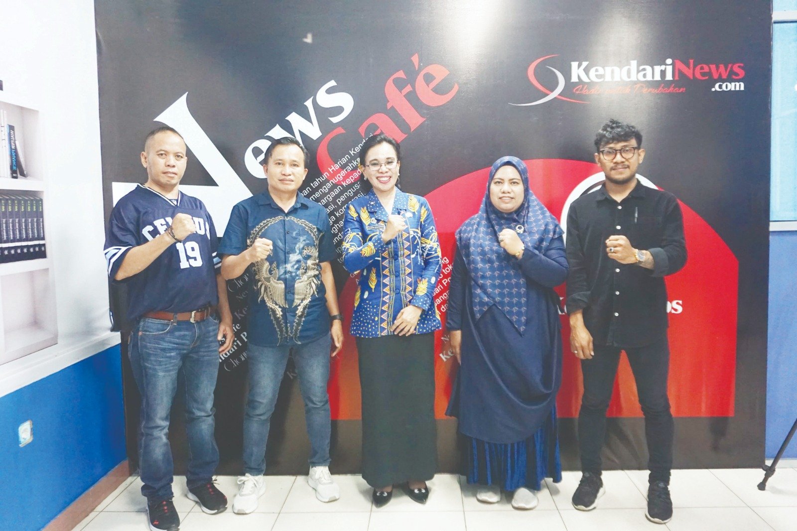 FOTO: MUH.ABDI ASMAUL/ KENDARI POS/ Direktur RS Jiwa Prov. Sultra, DR. dr. Putu Agustin Kusumawati, M.Kes. (tengah), Wadir Kendari Pos Awal Nurjadin (dua dari kiri) bersama jajaran Manajemen Kendari Pos foto bersama usai podcast di kanal youtube Kendari Pos Channel, Kamis (19/12).