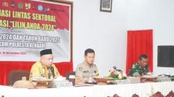 AGUS SETIAWAN / KENDARI POS Pj Sekda Kota Kendari, dr.Sukirman (kiri), Kapolresta Kendari Kombes Pol Aris Tri Yunarko (tengah) dan perwakilan Kodim 1417 Kendari saat mengikuti Rapat Kordinasi (Rakor) lintas sektoral kesiapan Operasi Lilin Anoa 2024 dalam rangka pengamanan Natal 2024 dan tahun baru 2025 yang digelar Polda Sultra secara virtual di Mapolresta Kendari, Kamis (19/112/2024).