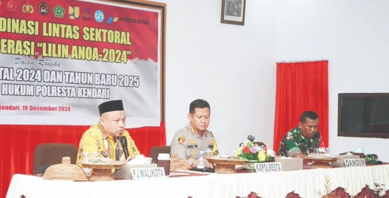 AGUS SETIAWAN / KENDARI POS Pj Sekda Kota Kendari, dr.Sukirman (kiri), Kapolresta Kendari Kombes Pol Aris Tri Yunarko (tengah) dan perwakilan Kodim 1417 Kendari saat mengikuti Rapat Kordinasi (Rakor) lintas sektoral kesiapan Operasi Lilin Anoa 2024 dalam rangka pengamanan Natal 2024 dan tahun baru 2025 yang digelar Polda Sultra secara virtual di Mapolresta Kendari, Kamis (19/112/2024).