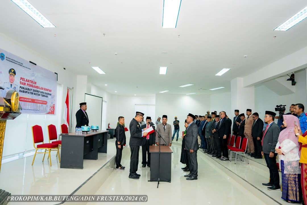 ERLIN IPO / KENDARI POS Pj Bupati Buteng Kostantinus Bukide (kiri) melantik Pj Sekda Buteng Muh. Rijal (kanan) di aula Kantor Bupati Buteng di Labungkari, Kamis (19/12/2024).