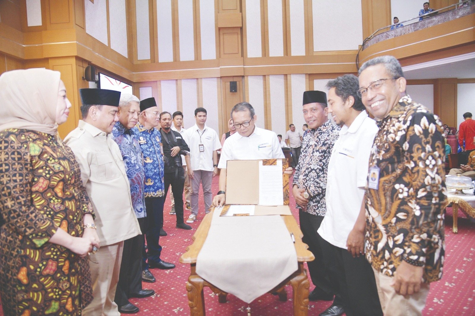 BIRO ADPIM PEMPROV SULTRA Pj Gubernur Provinsi Sultra, Andap Budhi Revianto (2 dari kiri) bersama Kepala Kanwil DJPb Sultra, Syarwan (tengah) menyaksikan penandatanganan pakta integritas antara perwakilan KPA, Kakanwil DJPb Sultra, dan Kepala KPPN Kendari. Tampak Rektor UHO Prof.Muh.Zamrun Firihu (kanan) menerima DIPA sebagai Kementerian/Lembaga (K/L) tahun anggaran 2025, Kamis (19/12/2024).