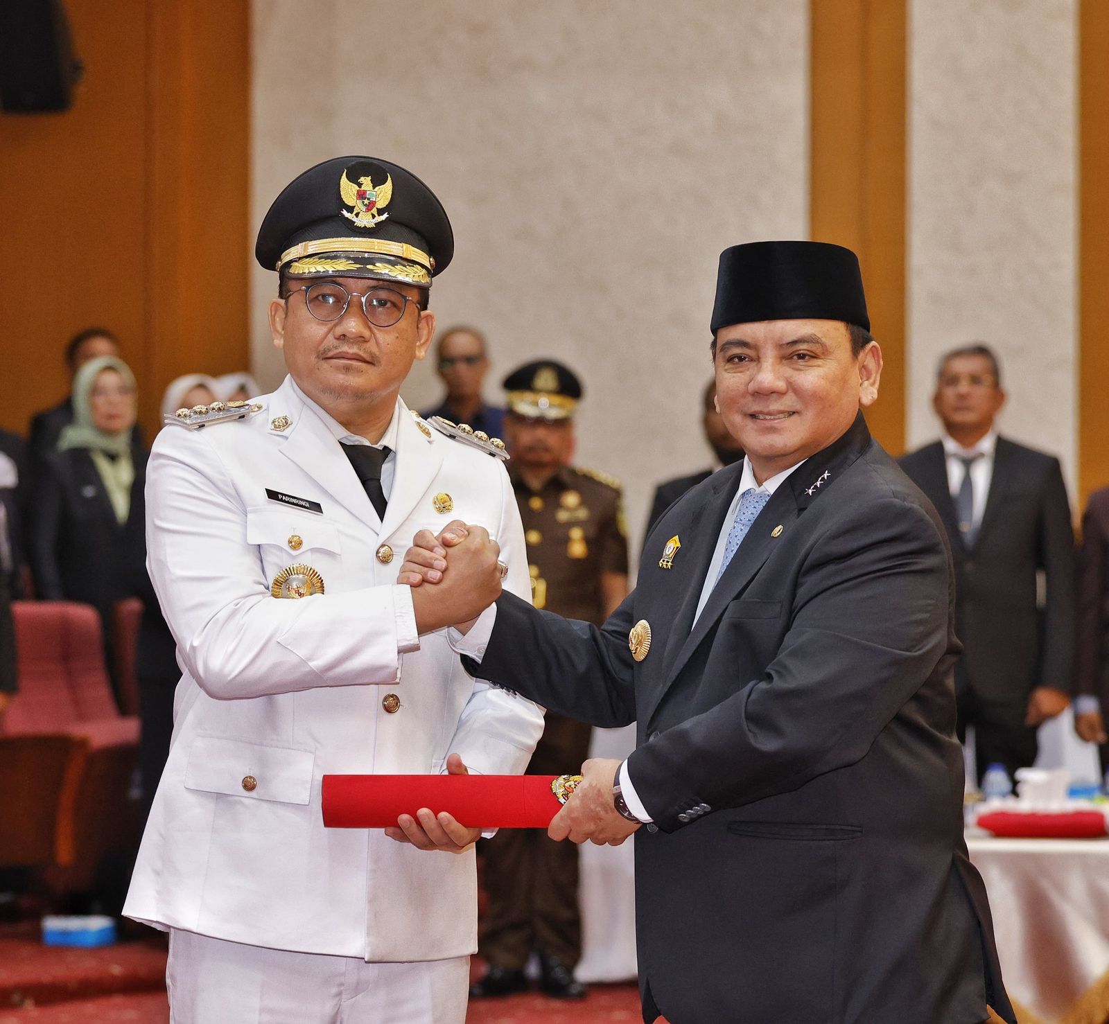 BIRO ADPIM PEMPROV SULTRA Pj Gubernur Sultra, Andap Budhi Revianto (kanan) melantik Pj Wali Kota Kendari, Parinringi di kantor Gubernur Sultra, Senin (23/12/2024).