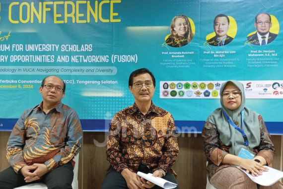 Ki-Ka: Prof. Dr. Harjum Muharam, S.E., M.E. dari Fakultas Ekonomika dan Bisnis Universitas Diponegoro, Direktur Sekolah Pascasarjana UT Prof. Dr. Maman Rumanta, M.Si., Ketua Panitia FUSION 2024 Astri Dwi Jayanti Suhandoko, M.Ed., Ph.D.