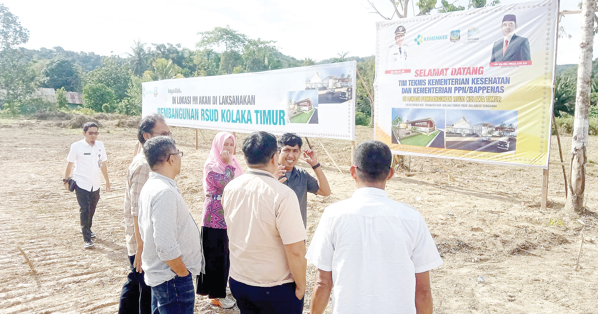 SIAP BANGUN : Tim Teknis dari Kementerian Kesehatan ketika meninjau lokasi rencana pembangunan gedung baru RSUD tipe C di Desa Orawa, Kecamatan Tirawuta, Koltim.