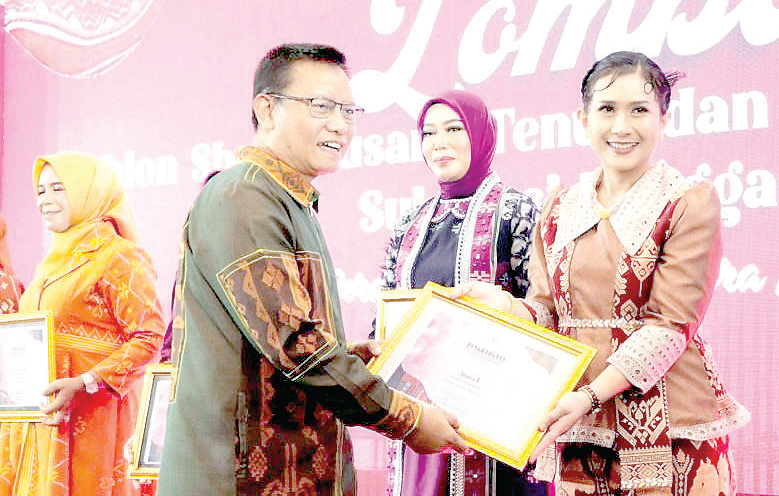 Pemkab Bombana menerima penghargaan atas juara lomba fashion show tenun yang digelar di Kota Kendari.