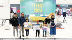 Ketua Panitia IT Fest 2024, Annisa Az’zahra Tarimana, dan Alumni Program Studi (Prodi) Teknik Informatika, Fakultas Teknik (FT), Universitas Halu Oleo (UHO) Kendari, Kadek Rai Reiska Janwarda, menyerahkan hadiah kepada pemenang lomba.