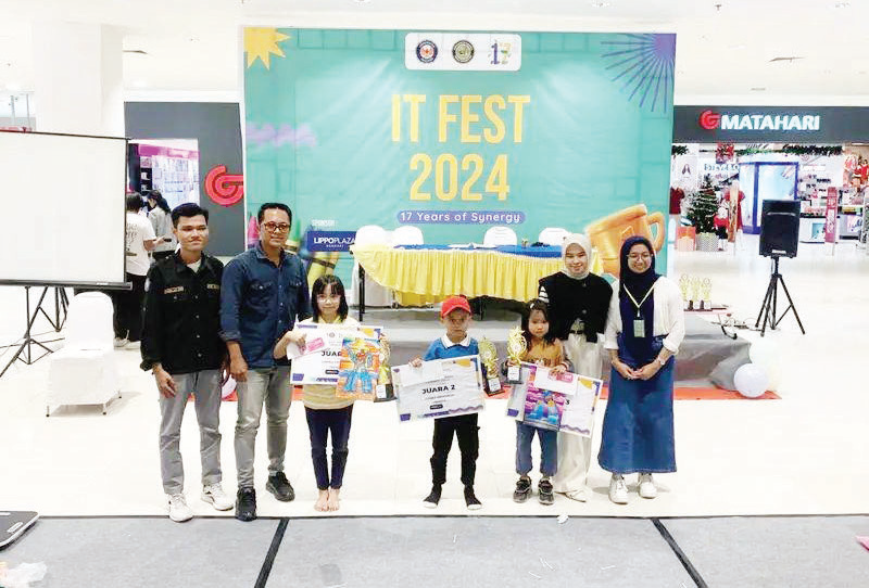 Ketua Panitia IT Fest 2024, Annisa Az’zahra Tarimana, dan Alumni Program Studi (Prodi) Teknik Informatika, Fakultas Teknik (FT), Universitas Halu Oleo (UHO) Kendari, Kadek Rai Reiska Janwarda, menyerahkan hadiah kepada pemenang lomba.