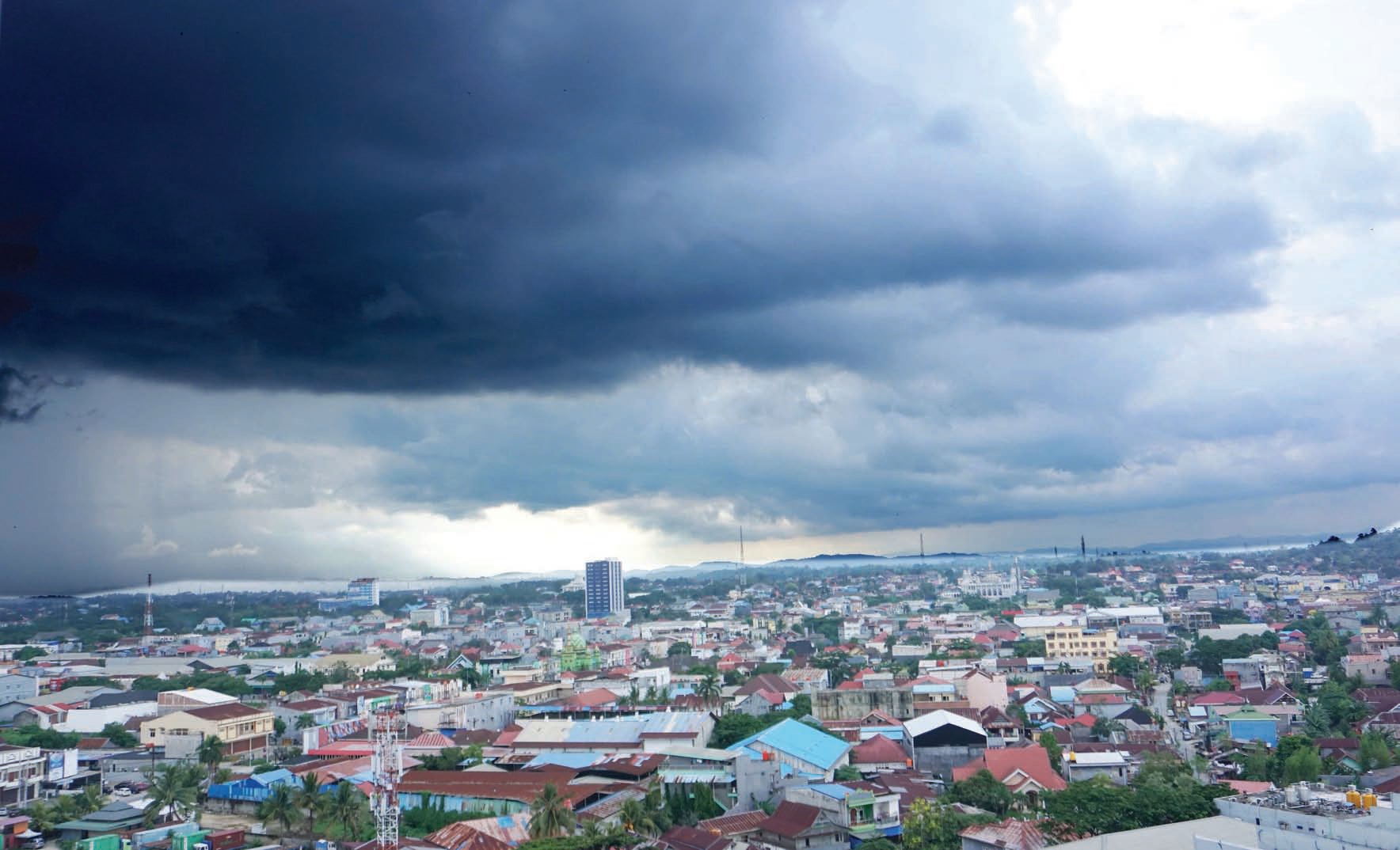 Langit mendung menggelayut di atas langit Kota Kendari, beberapa waktu lalu. Curah hujan yang kian meningkat menyebabkan fenomena global Madden Julian Oscillation (MJO) dan gelombang Rossby.