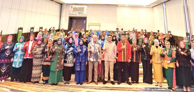 Foto bersama Dewan Kerajinan Daerah (Dekranasda) Sultra menggelar Rapat Kerja Daerah (Rakerda) di Kendari