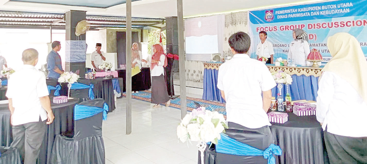 JAGA TRADISI : Staf Ahli Bupati Butur Bidang Pemerintahan, Hukum dan Politik, Dra. Muliana, M.AP, dalam focus group discussion (FGD) Haroano Laa Kulisusu Barat yang digelar pihak Dinas Pariwisata dan Kebudayaan setempat, akhir pekan lalu.