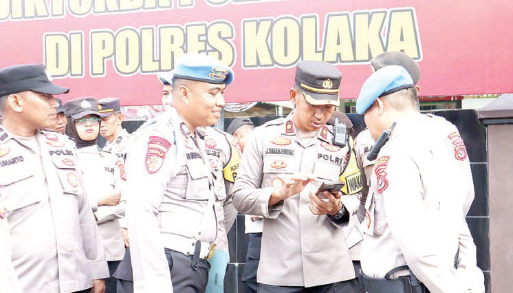 SANKSI MENANTI : Wakapolres Kolaka, Kompol Jupen Simanjuntak, terjun langsung melakukan pemeriksaan Ponsel personel untuk mengetahui apakah ada indikasi terlibat dalam judi online