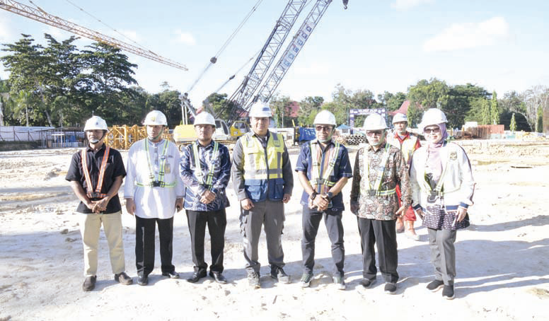 Rektor Universitas Halu Oleo (UHO), Prof. Dr. Muh. Zamrun Firihu, S.Si., M.Si., M.Sc, bersama Tim Dewan Pengawas Pusat sedang melakukan inspeksi lapangan pembangunan gedung rektorat baru UHO. Gedung ini dirancang sebagai simbol kemajuan UHO dengan konstruksi 9 lantai pada bangunan utama, serta 5 lantai pada bangunan pendamping di sisi kanan dan kiri. Proyek ini merupakan kolaborasi antara UHO dan Kementerian PUPR.