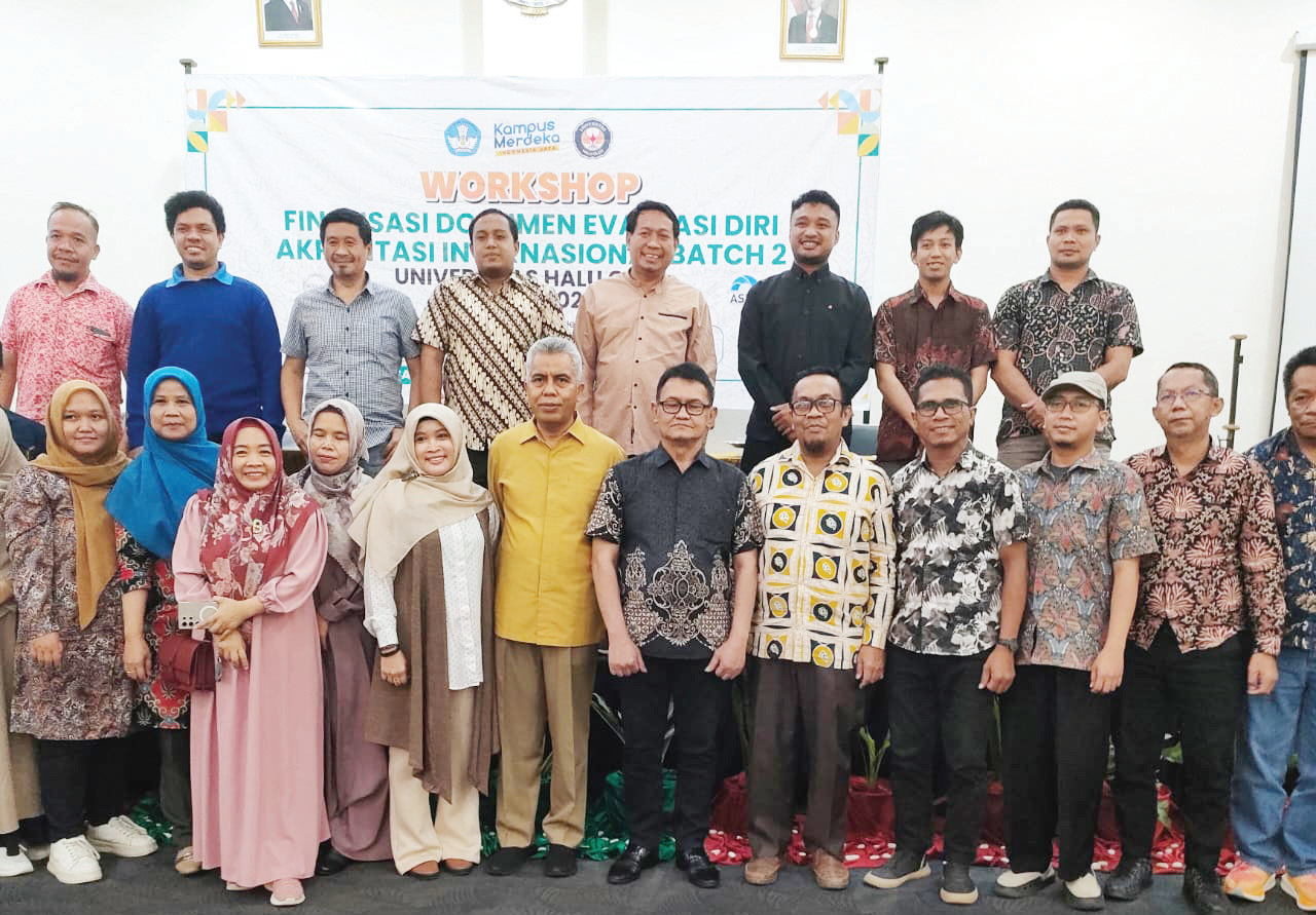 Foto bersama usai workshop akreditasi internasional di lingkungan UHO.