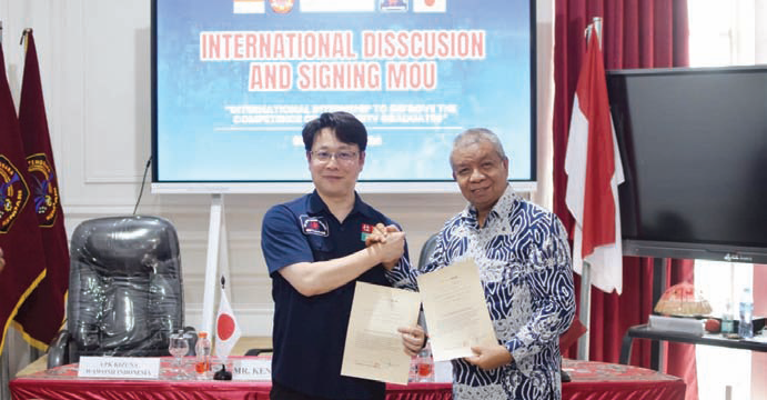 Foto bersama Rektor Unsultra, Prof. Andi Bahrun (kanan) Overseas Departemen and Executive Manager Jepang World Business, Kenji Kondo (kiri), usai melakukan kerjasama.