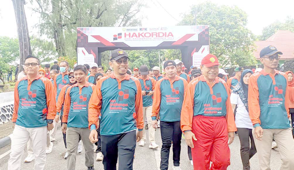 Rangkaian peringatan Hakordia 2024 di Kota Baubau yang salah satunya menggelar jalan sehat dan senam bersama, dihadiri langsung Pj Wali Kota, Dr. H. Muh. Rasman Manafi bersama unsur Forkompinda, instansi vertikal dan jajaran ASN Pemkot.