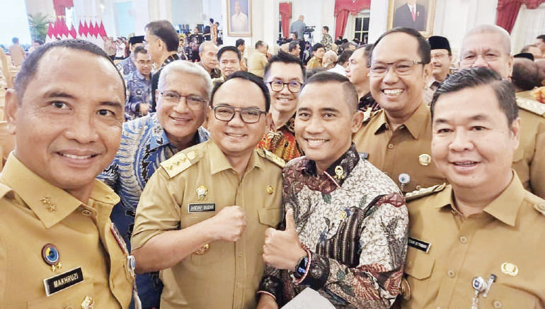 Pj Gubernur Sultra Andap Budhi Revianto (2 dari kiri) di Istana Negara, Jakarta, saat penyerahan DIPA, buku alokasi TKD tahun anggaran 2025, dan peluncuran Katalog Elektronik Versi 6, baru-baru ini.