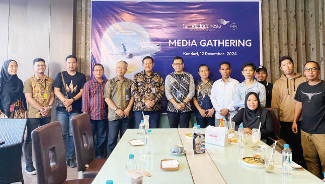 EWIN ENDANG SAHPUTRI / KENDARI POS Branch Manager Garuda Indonesia Kendari, Ryan Amirulfiras (7 dari kiri), Wakil Direktur Kendari Pos, Awal Nurjadin (8 dari kiri) dan perwakilan media massa lainnya saat media gathering yang digelar Garuda Indonesia Branch Office Kendari, Kamis (12/12/2024).