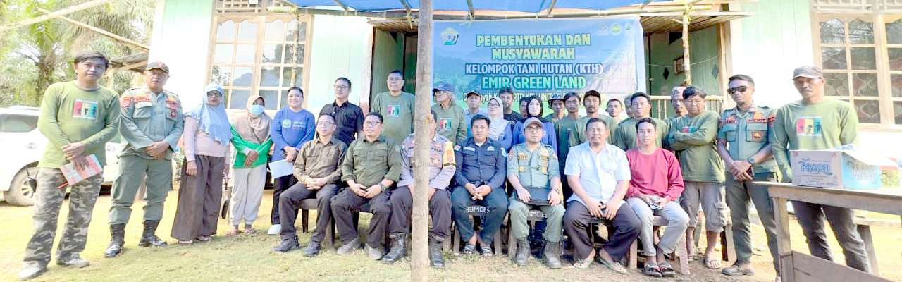  Foto bersama usai musyawarah pembentukan dan pengesahan Kelompok Tani Hutan (KTH) Emir Green Land wilayah kerja Unit Pelaksana Teknis Daerah (UPTD) KPH Unit XIX Laiwoi Utara, kemarin.