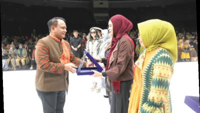 Difasilitasi Dekranasda, Pj Gubernur Sultra Andap Budhi Revianto memberi penghargaan kepada desainer lokal