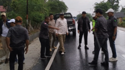 CEK KUALITAS PEKERJAAN : Kepala Dinas SDA dan Bina Marga Sultra, Pahri Yamsul (kemaja lengan panjang putih) saat meninjau pekerjaan jalan di ruas Mataiwoi-Asinua