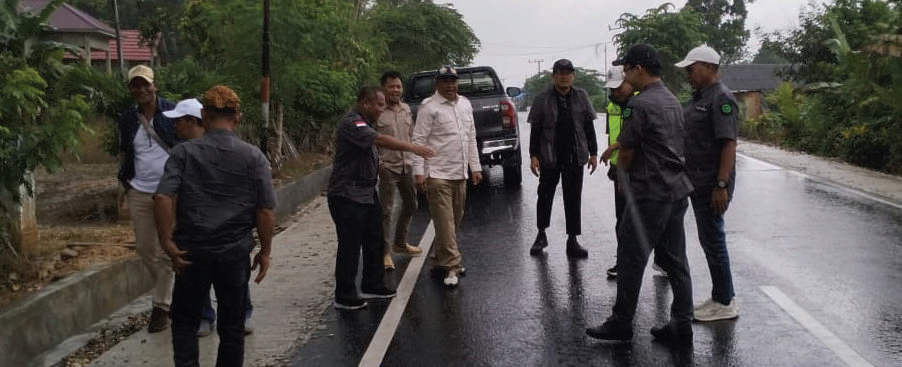 CEK KUALITAS PEKERJAAN : Kepala Dinas SDA dan Bina Marga Sultra, Pahri Yamsul (kemaja lengan panjang putih) saat meninjau pekerjaan jalan di ruas Mataiwoi-Asinua