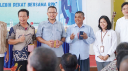 BPK SULTRA GOES TO SCHOOL : Kesubag Hukum BPK Sultra Agus Adi Priyatno (kiri/rompi coklat), Pemeriksa Ahli Pertama BPK Sultra, Teguh Budisantoso (kanan) dan pemateri BPK Sultra Ir. Vinda Aprilia Darumba ST (dua kanan) foto bersama para guru yang menerima reward di SMK Negeri 2 Kendari.