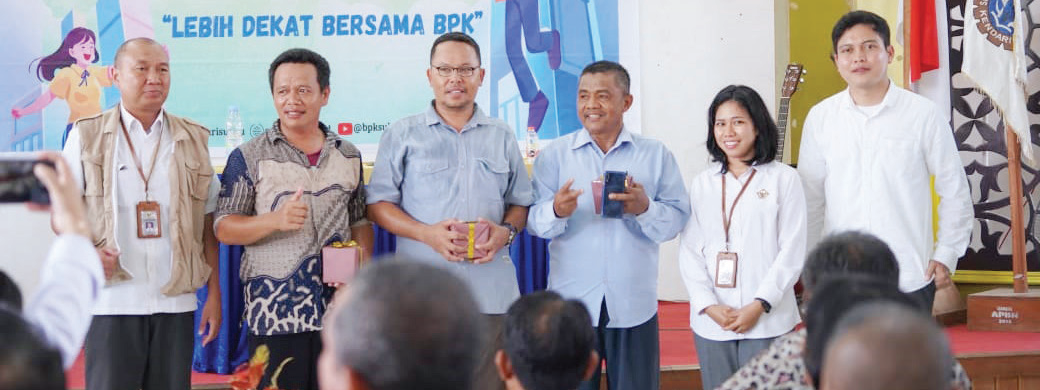 BPK SULTRA GOES TO SCHOOL : Kesubag Hukum BPK Sultra Agus Adi Priyatno (kiri/rompi coklat), Pemeriksa Ahli Pertama BPK Sultra, Teguh Budisantoso (kanan) dan pemateri BPK Sultra Ir. Vinda Aprilia Darumba ST (dua kanan) foto bersama para guru yang menerima reward di SMK Negeri 2 Kendari.