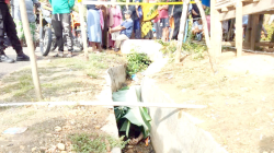 DIDUGA PEMBUNUHAN : Suasana penemuan jasad lelaki pada drainase di Desa Lakito, Kecamatan Toari, kemarin. Pihak kepolisian masih melakukan penyelidikan terkait penyebab kematian tersebut.