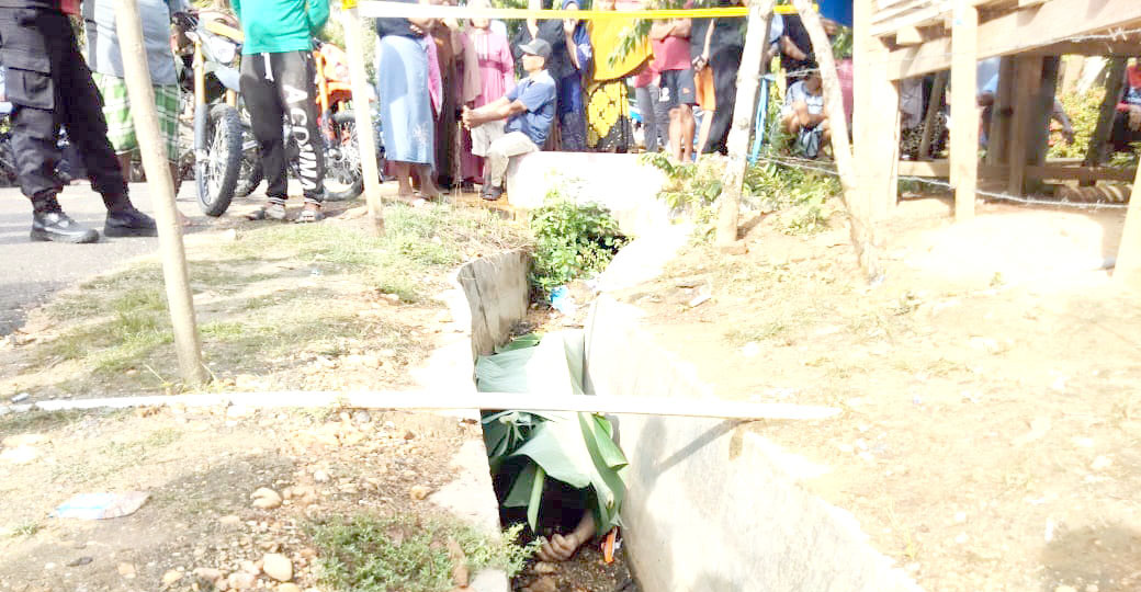 DIDUGA PEMBUNUHAN : Suasana penemuan jasad lelaki pada drainase di Desa Lakito, Kecamatan Toari, kemarin. Pihak kepolisian masih melakukan penyelidikan terkait penyebab kematian tersebut.