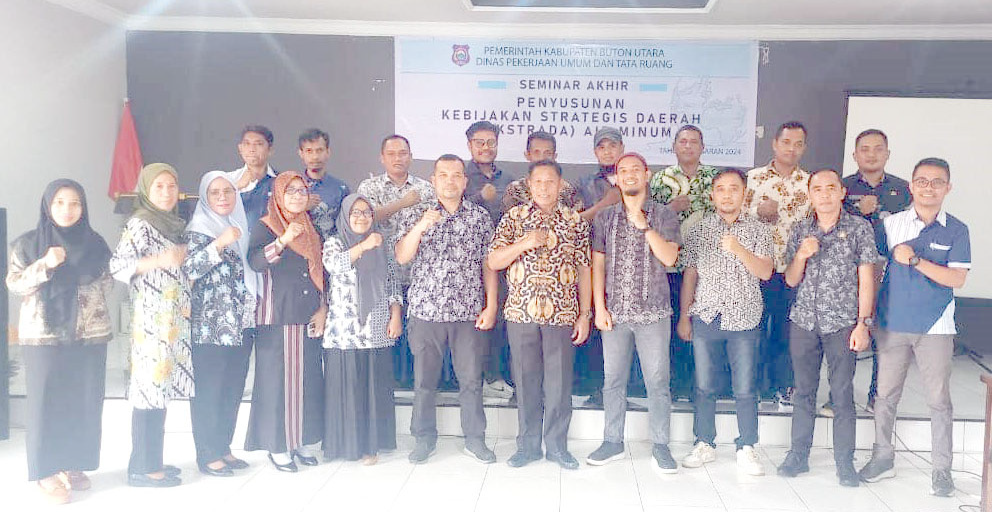 AIR MINUM : Wakil Bupati Butur, Kompol (Purn) Ahali (kelima dari kanan) ketika membuka seminar akhir penyusunan kebijakan strategis daerah air minum kabupaten, kemarin.