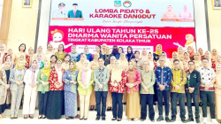 KEMBANGKAN DIRI : Sekab Koltim, Andi Muh. Iqbal Tongasa, berpose bersama Dharma Wanita Persatuan setempat yang sedang memeringati HUT ke-25 organisasi tersebut, kemarin.