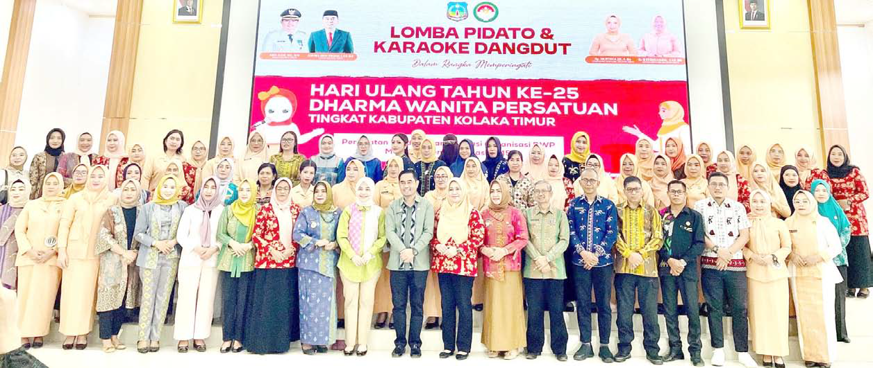 KEMBANGKAN DIRI : Sekab Koltim, Andi Muh. Iqbal Tongasa, berpose bersama Dharma Wanita Persatuan setempat yang sedang memeringati HUT ke-25 organisasi tersebut, kemarin.