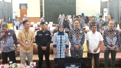 WORKSHOP: Kepala Perwakilan BPKP Sultra, Harry Bowo (empat dari kanan) foto bersama narasumber dan peserta usai kegiatan, Jumat (13/12/2024).