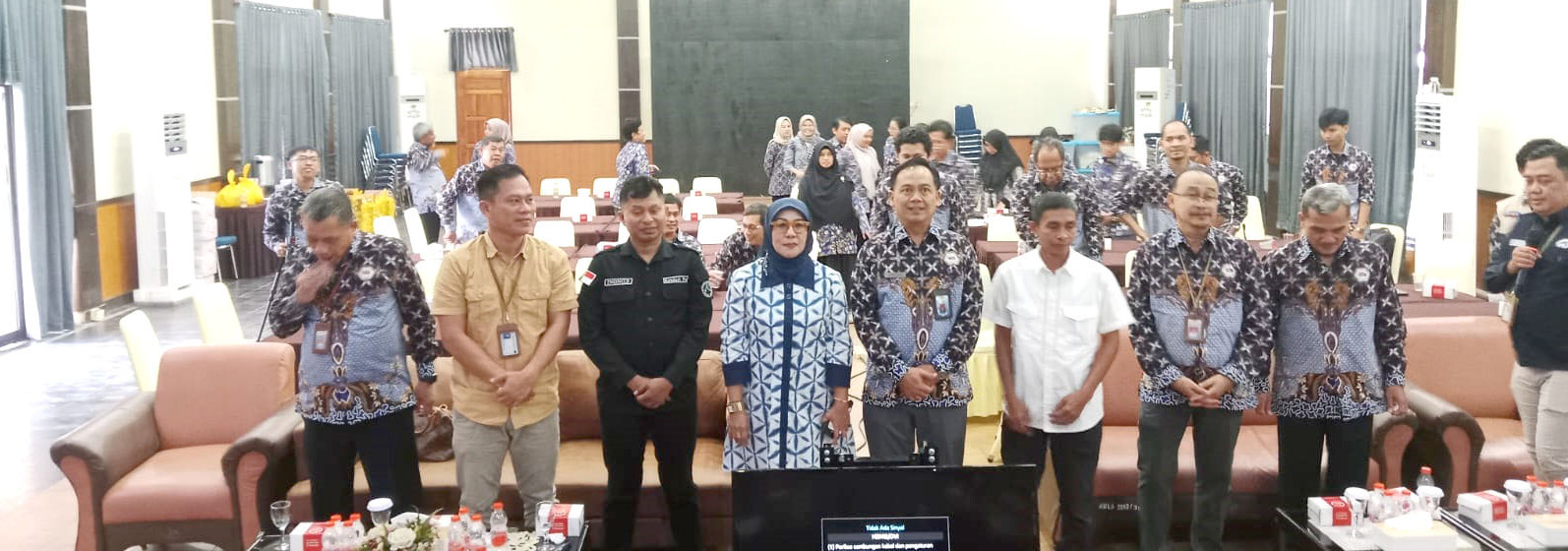 WORKSHOP: Kepala Perwakilan BPKP Sultra, Harry Bowo (empat dari kanan) foto bersama narasumber dan peserta usai kegiatan, Jumat (13/12/2024).