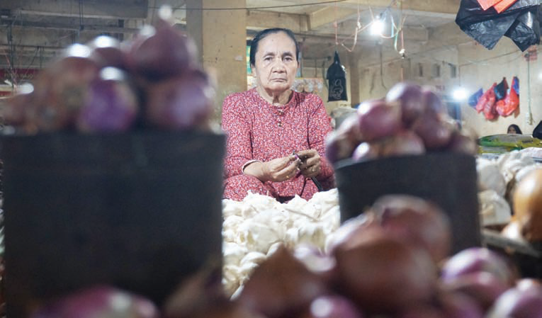 HARGA PANGAN : Jelang Natal dan tahun baru, kebutuhan pokok di pasar tradisional mulai merangkak naik. Seorang pedagang sayuran di pasar basah Mandonga